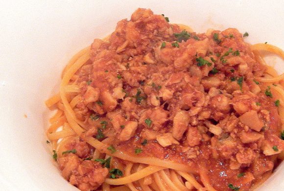 ごまふぐ、さばふぐ、えび、ホタテのラグー、トマトソースのリングイーネ